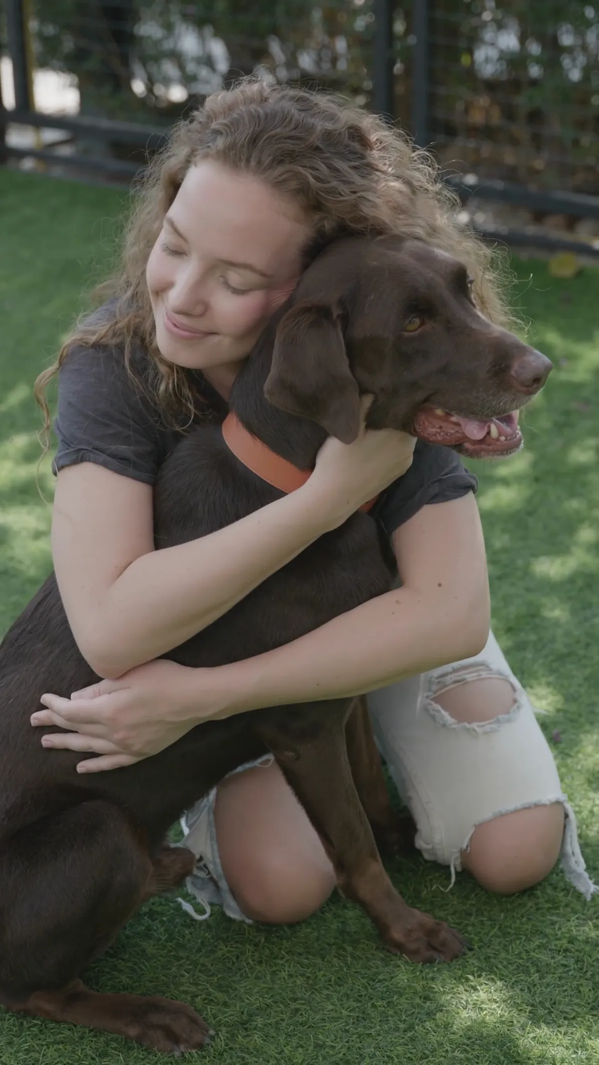 Une femme serre son chien dans ses bras